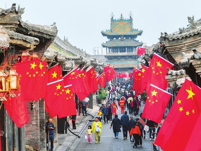 9月28日,大同市鼓楼西街一面面五星红旗,成为一抹亮丽风景线