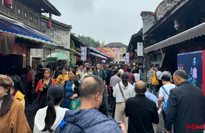 ▲安仁古镇游人如织