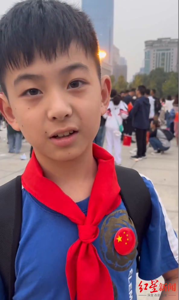 ▲盖盖第一次在国庆看升旗