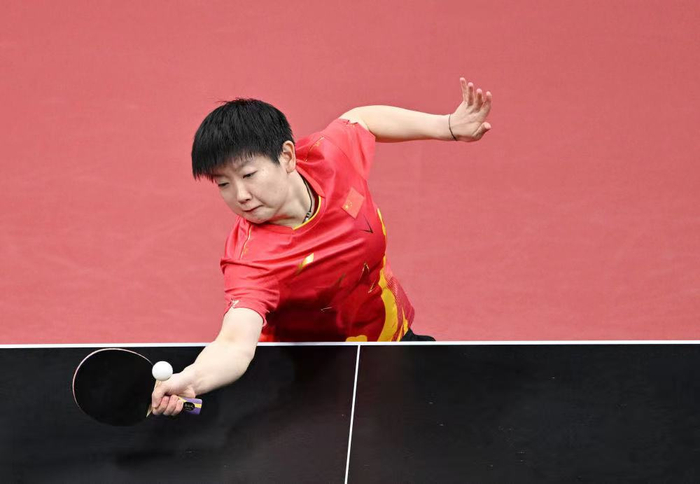 9月26日，亚运会乒乓球女团决赛中，孙颖莎在比赛中回球。她以3比1战胜日本队选手早田希娜。新华社记者 王鹏 摄