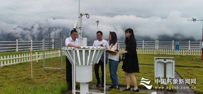 “十一”国庆假期，重庆市武隆区气象局的工作人员对观测设备进行巡检。图/文 廖佳慧