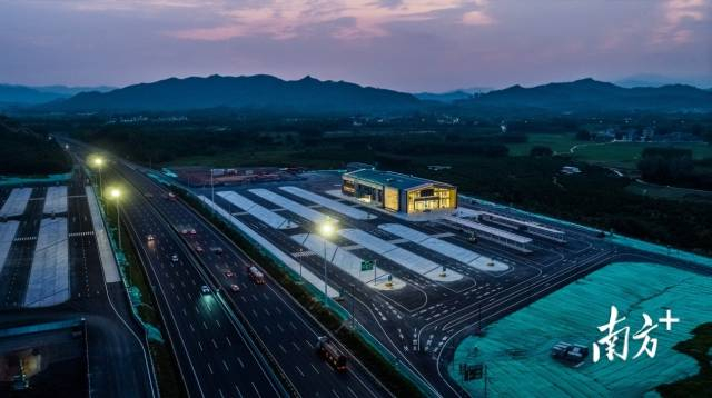 圣堂服务区全貌。