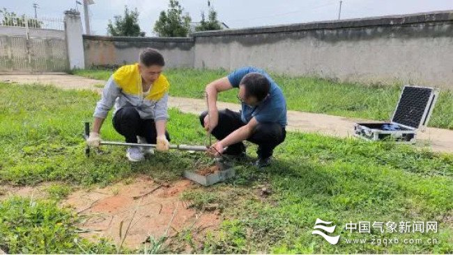 “十一”国庆假期，云南省曲靖市马龙区气象局的工作人员为土壤水份监测站建设前期对比观测做取土、烤土工作  摄影/文：丁仲鑫