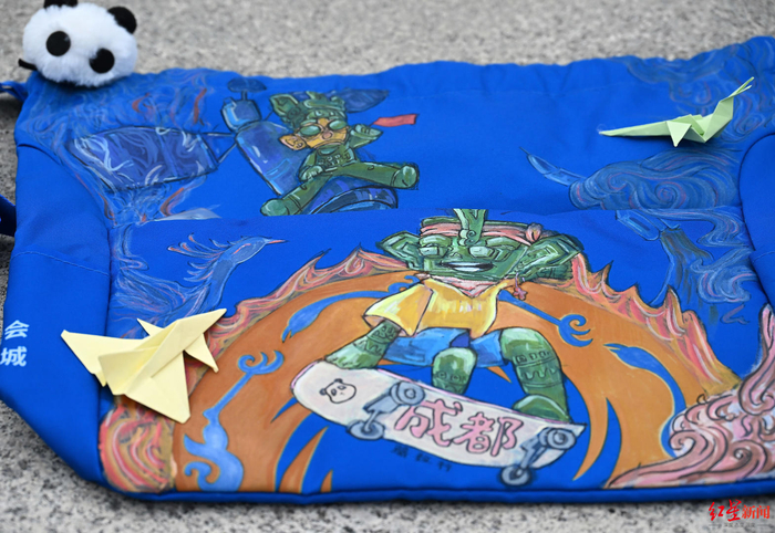 ▲同学们绘制的“显眼包”