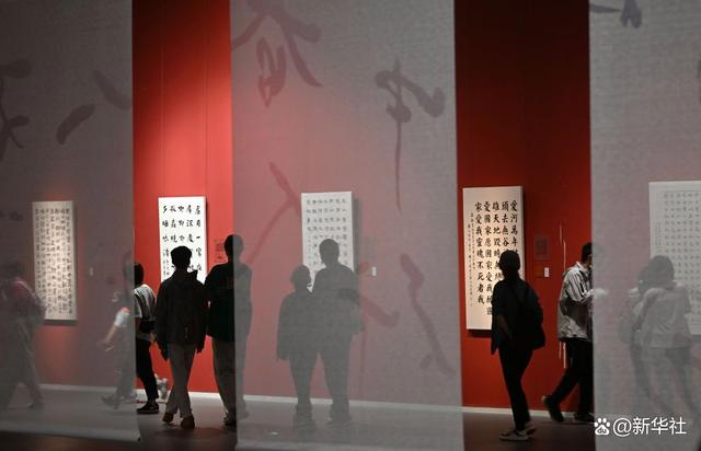 ↑10月2日，参观者在天津美术馆观看《春游——李叔同歌词书法邀请展》。新华社记者 李然 摄