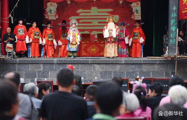↑10月2日，当地群众在河北省石家庄市井陉县张家庄村观看井陉晋剧团表演的传统曲目《满床笏》。新华社发（张晓峰 摄）