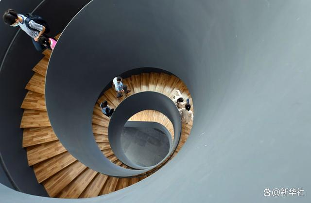 ↑10月1日，市民在安徽省美术馆参观。新华社记者 周牧 摄