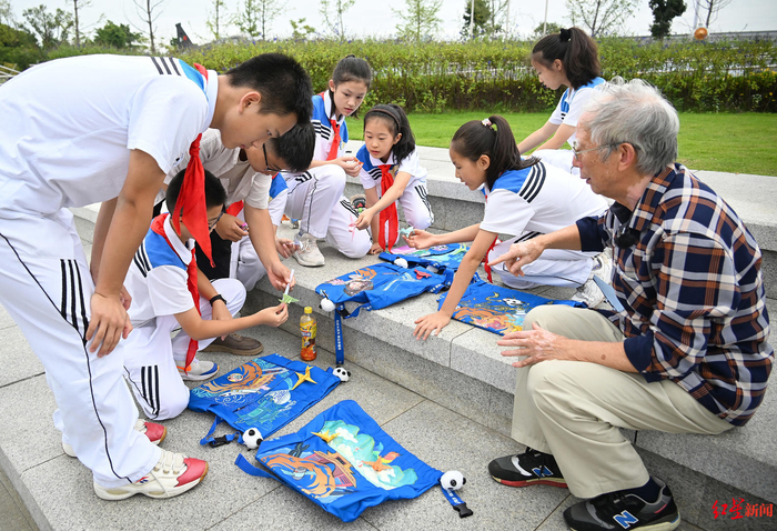 ▲许树全和同学们一起加工装饰“显眼包”
