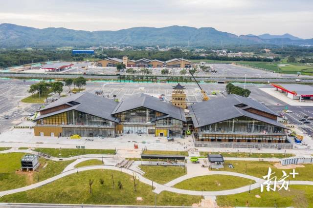 2022年10月落成的梁金山服务区全貌（新）。