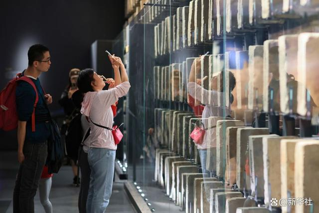 ↑10月2日，游人在南京城墙博物馆参观。新华社发（苏阳 摄）