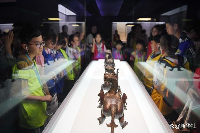 ↑10月2日，学生在河北博物院内参观。新华社记者 牟宇 摄