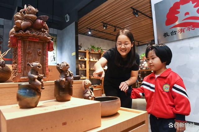 ↑10月2日，市民在河北省石家庄新乐市文创客厅观看展出作品。新华社发（贾敏杰 摄）