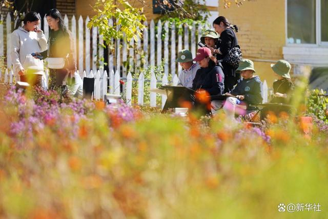 ↑10月2日，学生在位于黑龙江省海林市的百年历史文化小镇——横道河子镇写生。新华社记者 王建威 摄