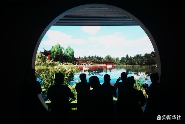 ↑10月2日，参观者在杭州西湖博物馆观看通过数字技术展现的杭州西湖景观。新华社发（龙巍 摄）