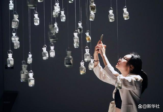 ↑10月2日，参观者在北京时代美术馆的《星河角落：步天歌》科学艺术展上拍照。新华社记者 任超 摄