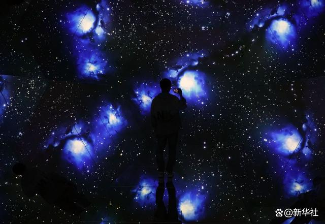 ↑10月2日，参观者在北京时代美术馆的《星河角落：步天歌》科学艺术展上拍照。新华社记者 任超 摄