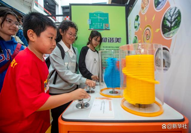 ↑10月2日，小朋友在江苏泰州科技馆参观体验。新华社发（汤德宏 摄）