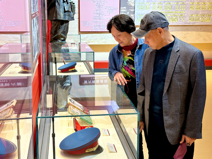 图为游客驻足观看一代名将——王树声大将历史物品。