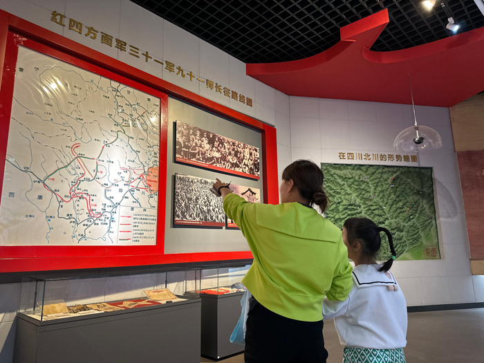 图为游客参观红四方面军三十一军九十一师长征路线图。