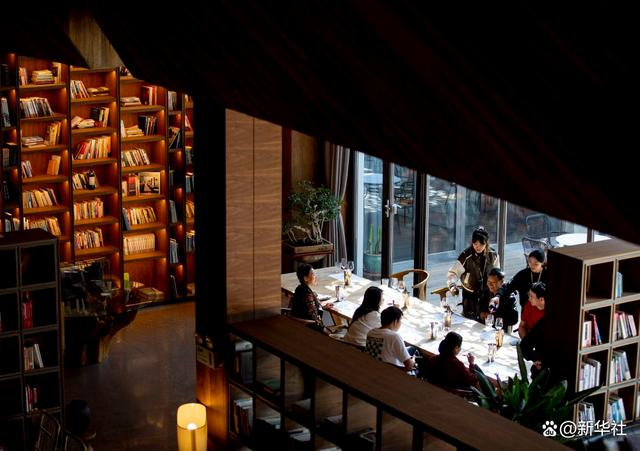 ↑10月2日，游客在位于宁夏青铜峡市的西鸽酒庄游览、品酒。新华社记者 杨植森 摄