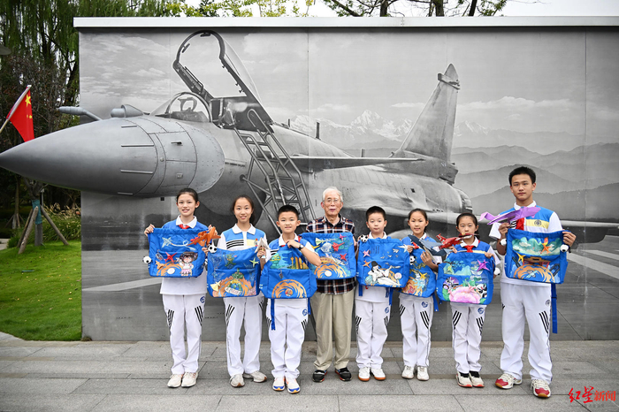 ▲许树全和同学们展示他们绘制的“显眼包”