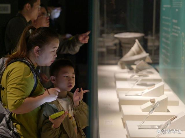 ↑10月2日，小朋友和家长在郑州商都遗址博物院参观。新华社记者 李嘉南 摄