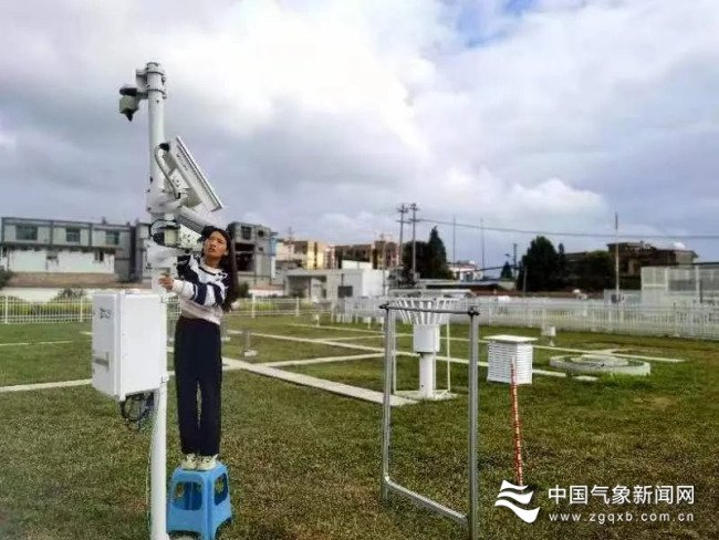 假日期间，贵州省毕节市威宁县气象局组织观测工作人员对威宁国家基准气候站天气现象视频智能观测仪开展维护检查。图/文 杨承梅