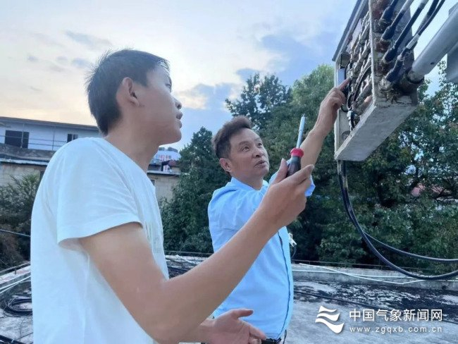 假日期间，贵州省毕节市威宁县气象局组织观测工作人员对威宁国家基准气候站L波段雷达等设备仪器开展维护检查。图/文 杨承梅