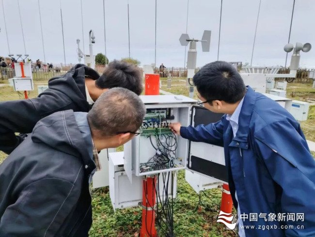 假日期间，四川省峨眉山气象站业务人员在检查业务设备，排除安全隐患。图/文 杨俊杰