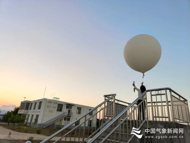 “十一”国庆假期，云南省蒙自市探空站的业务人员正在施放探空气球 摄影/文：黄彩娥
