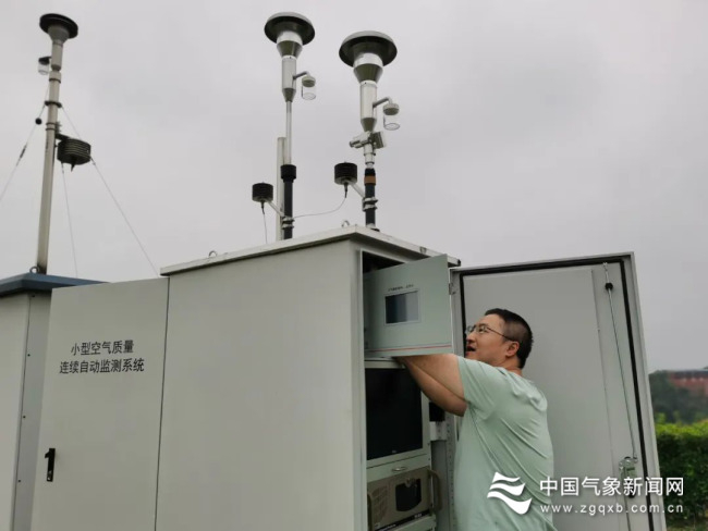 假日期间，重庆市合川区气象局的工作人员及时更换小型空气质量连续自动监测系统的颗粒物滤纸带。图/文 林小红