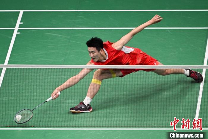 10月1日，中国队以3比2战胜印度队获得杭州亚运会羽毛球男子团体冠军。图为中国队李诗沣在比赛中。　中新社记者 王刚 摄