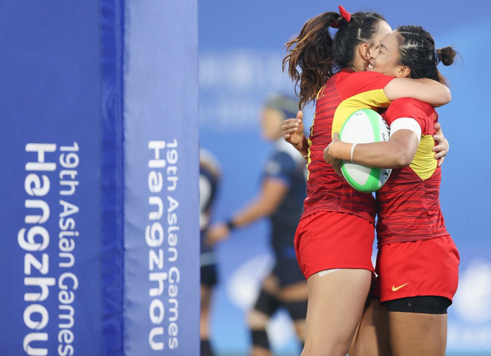 ↑陈可怡（左）和谷瑶瑶庆祝得分