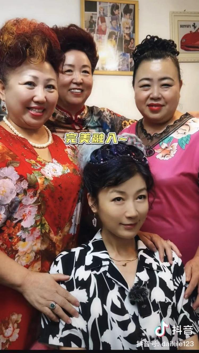 演员代乐乐来到天津体验盘头。图片来自代乐乐抖音视频截图