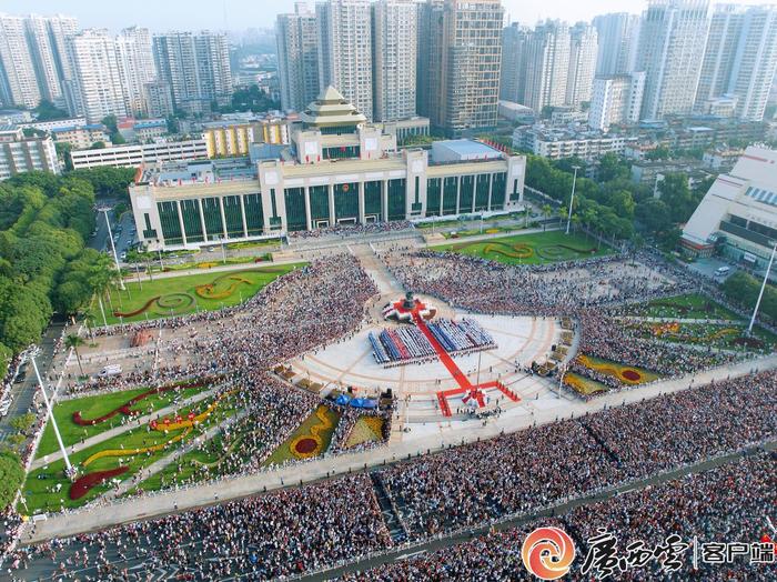 南宁市民族广场升国旗仪式现场。陆思彤 摄