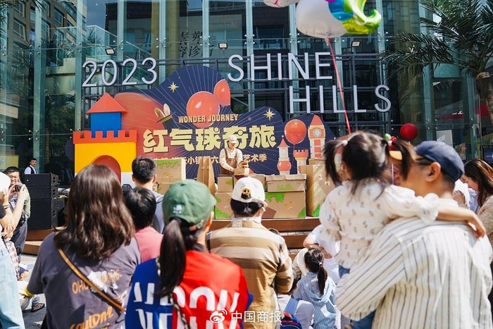 中粮·祥云小镇艺术季吸引消费者驻足围观。