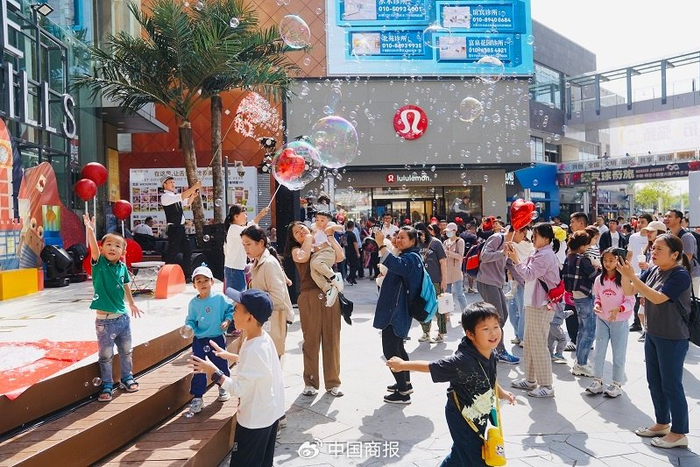 节日期间的中粮·祥云小镇人气旺。