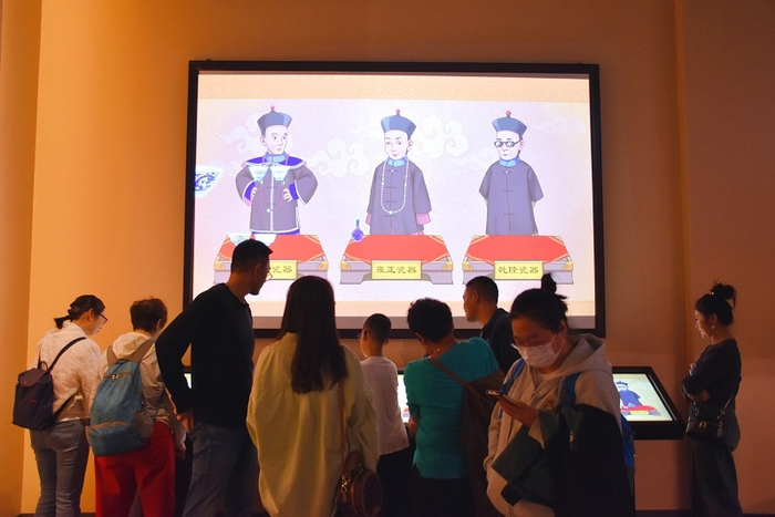 游客参观展览后体验互动游戏。