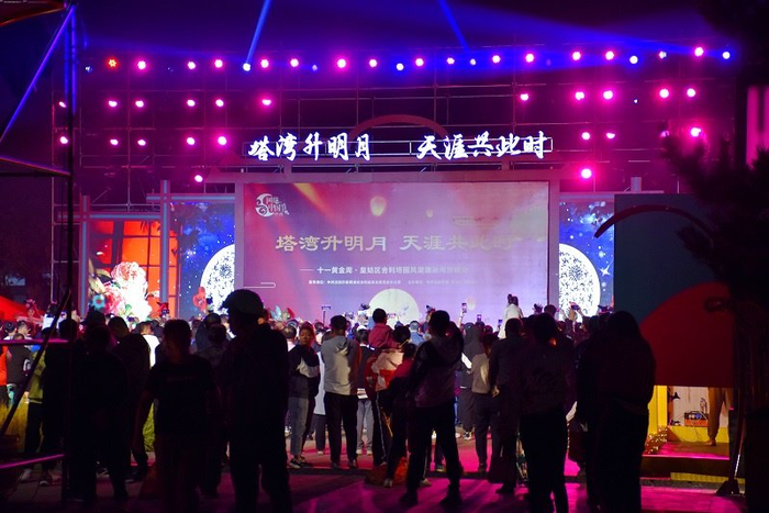 舍利塔滩地公园举办的国潮夜市热闹非凡。