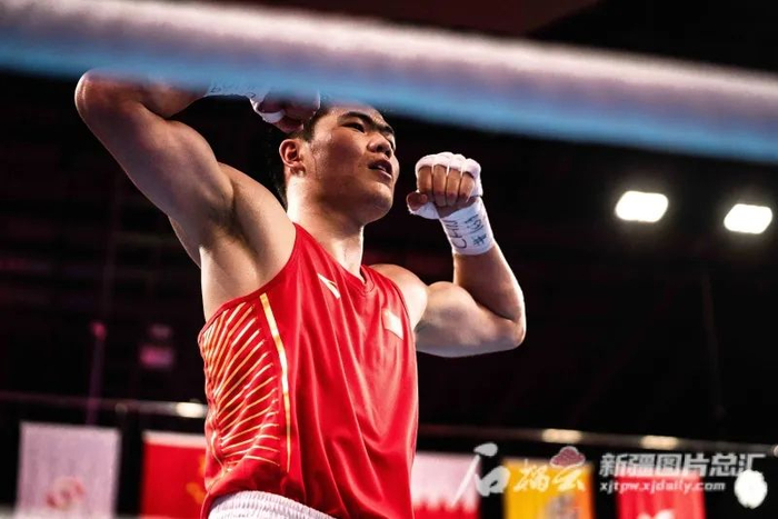 10月1日，托合塔尔别克·唐拉提汗庆祝比赛获胜。石榴云/新疆日报记者吕伊晗摄