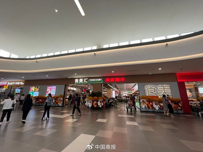 天津杉杉奥特莱斯开业当天客流不断。