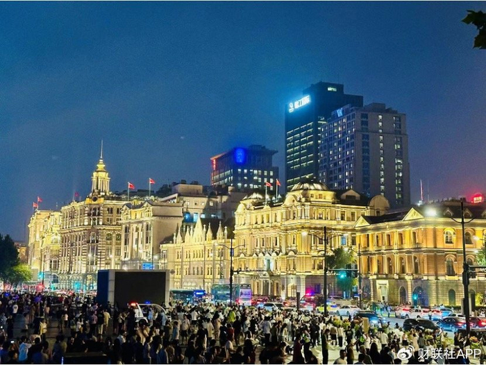10月1日晚，上海外滩（受访者供图）