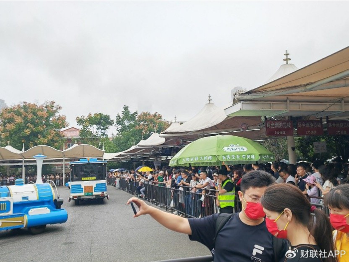 长沙橘子洲景区内，排队等待观光巴士的游客（财联社记者拍摄）