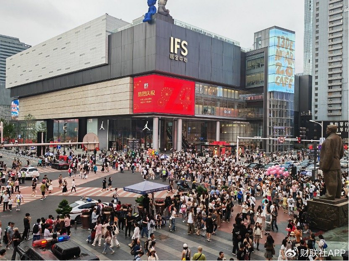 长沙五一广场商圈十字路口（财联社记者拍摄）