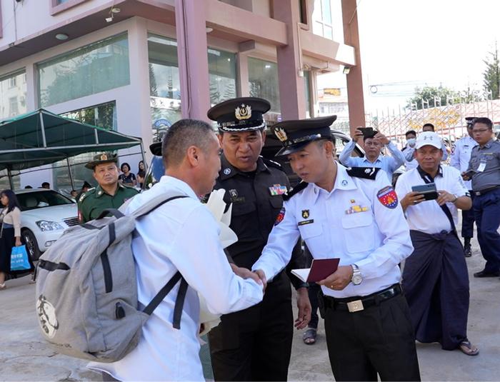 缅方移民部门官员欢迎第一位持因私护照入境旅客（青林波 摄）