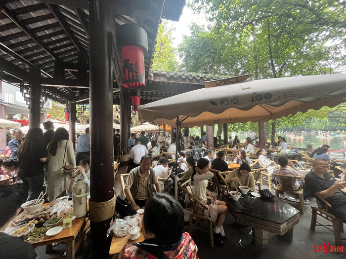 ▲游客体验盖碗茶