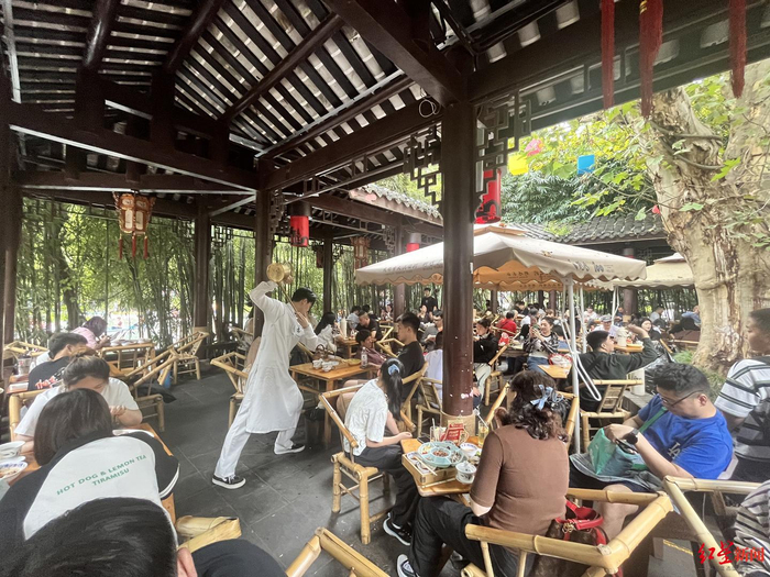 ▲人民公园鹤鸣茶社 游客在体验盖碗茶