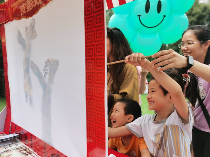 　　在上海桂林公园举办的“唐韵中秋”活动上，孩童体验皮影戏。 新华社记者 陈爱平 摄