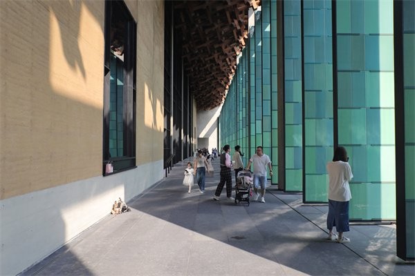 10月1日，游客在杭州国家版本馆游乐。中国网记者 郑伟 摄