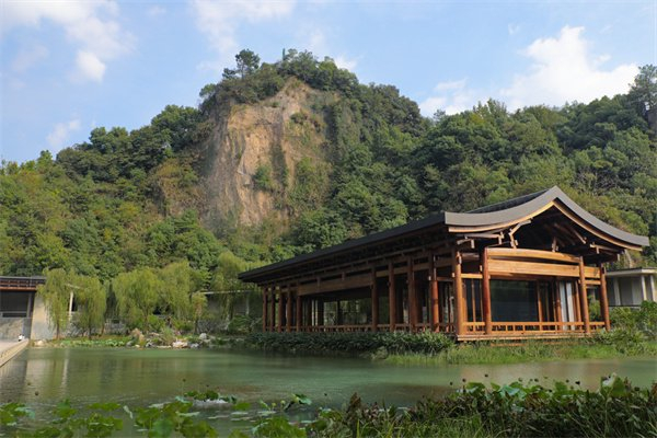 杭州国家版本馆·南书房（图中近景为“宋种荷花”；远景主峰与北宋范宽创作的《溪山行旅图》主峰相似）。中国网记者 郑伟 摄